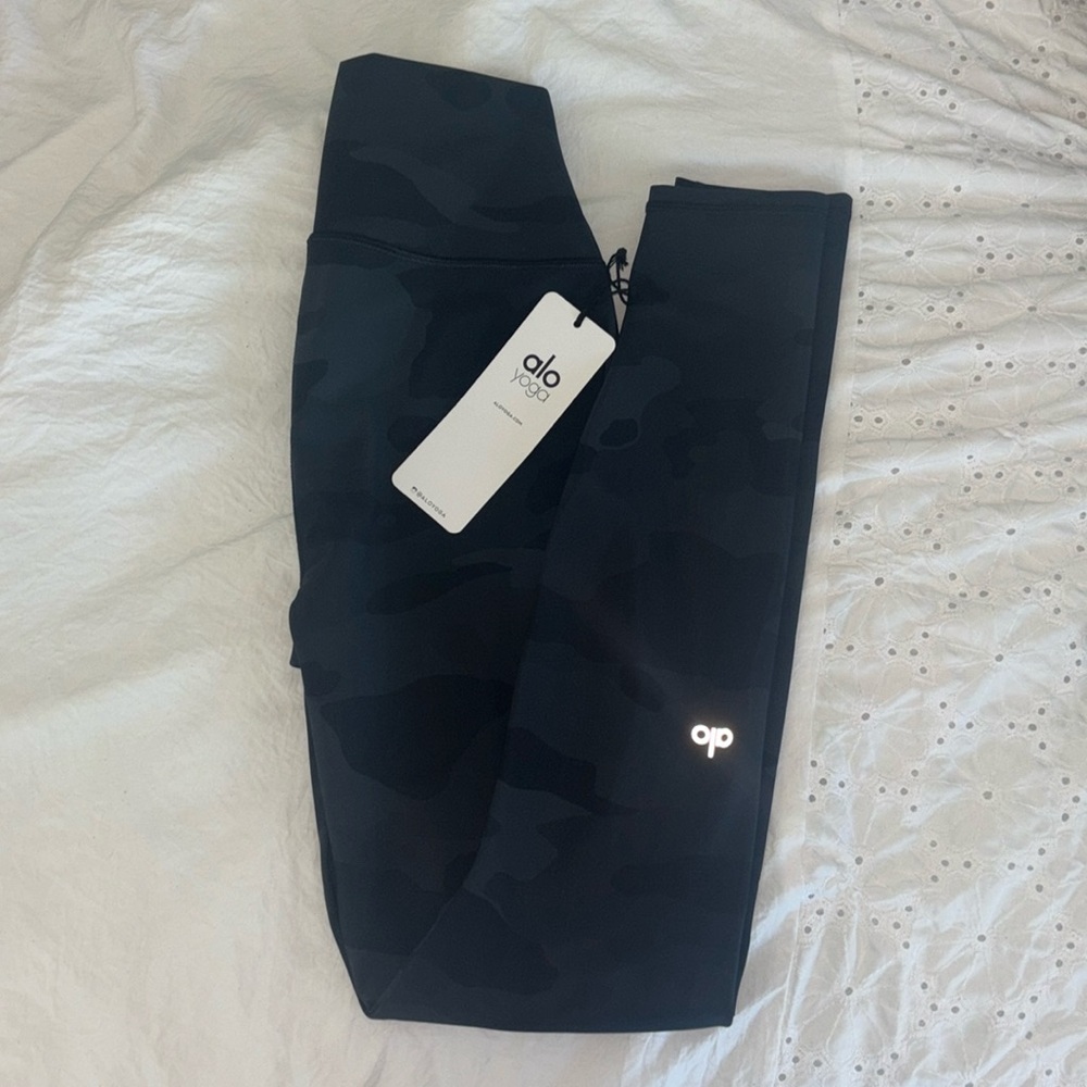 ALO High-Waist Vapor Leggings in Black Camouflage